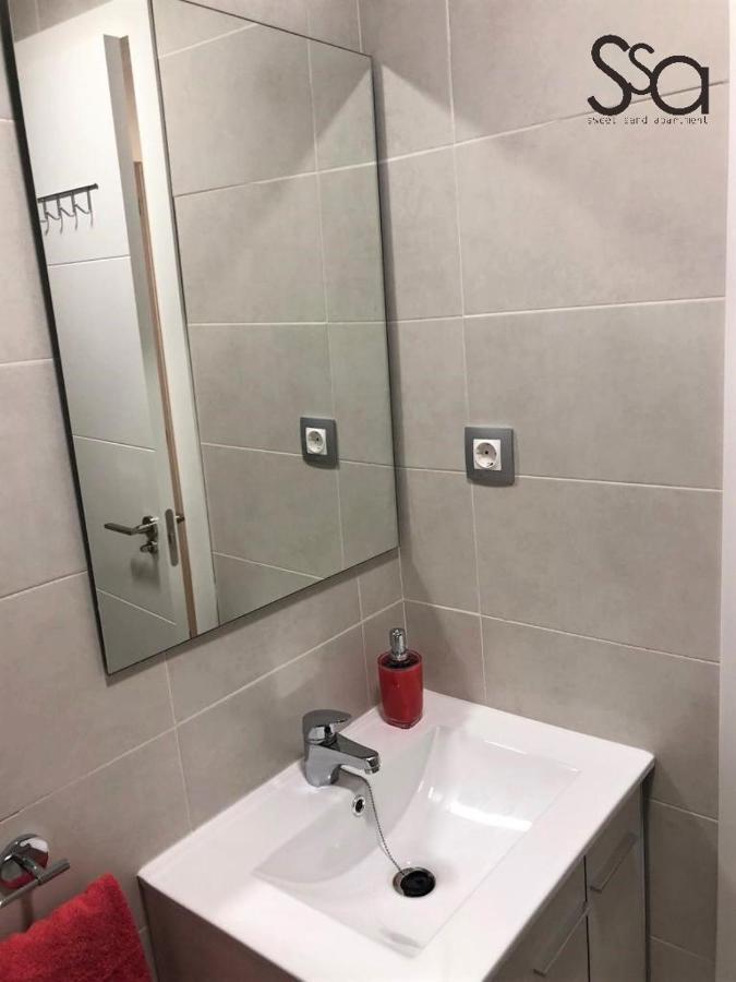 My Sweet Red Apartment بينايدورم المظهر الخارجي الصورة