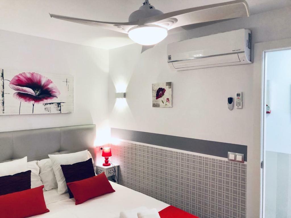My Sweet Red Apartment بينايدورم المظهر الخارجي الصورة